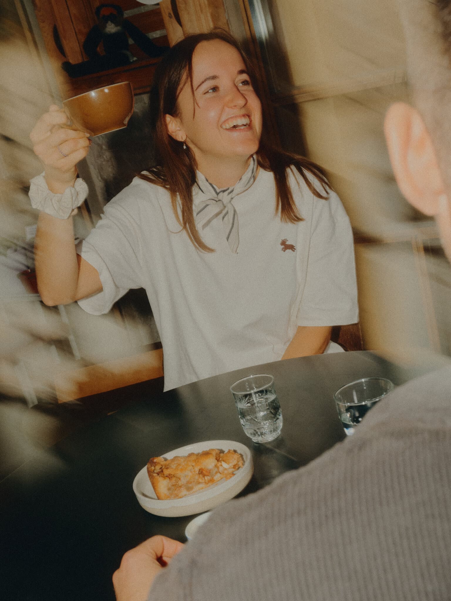 Girl with neatlab T-Shirt at a coffee table.