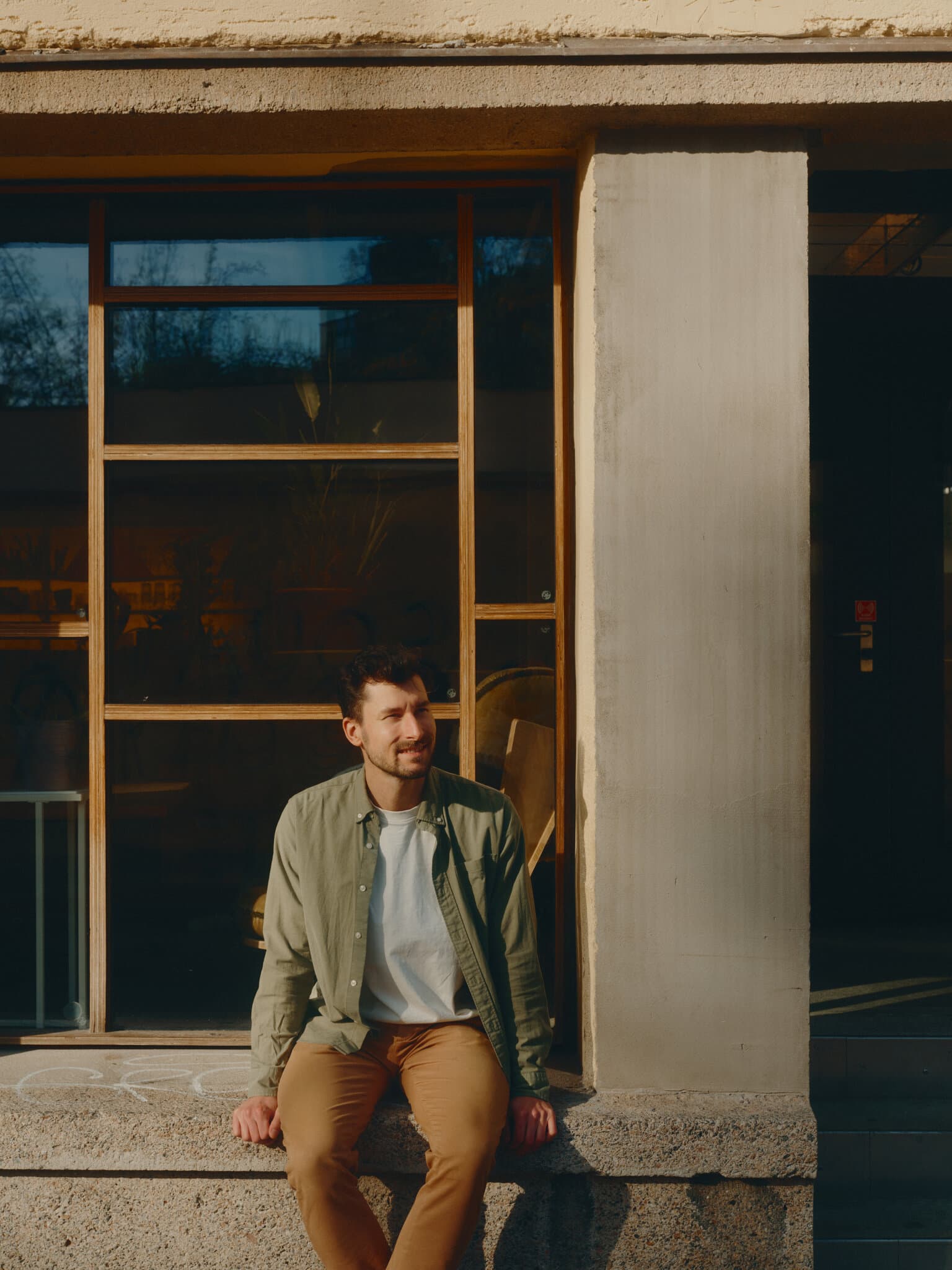 Max measuring the position on a tshirt